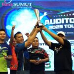 Komisaris Independen Bank Sumut, Erlina mendampingi penyerahan piagam penghargaan pada Auditors Cup 2025 Tournament yang digelar Bank Sumut dan diikuti oleh 18 instansi pengawasan di Sumut.