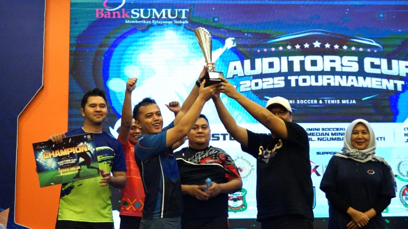 Komisaris Independen Bank Sumut, Erlina mendampingi penyerahan piagam penghargaan pada Auditors Cup 2025 Tournament yang digelar Bank Sumut dan diikuti oleh 18 instansi pengawasan di Sumut.