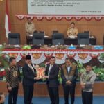 Penyerahan laporan hasil Reses II DPRD Kabupaten Pakpak Bharat Tahun 2025 dari Wakil Ketua I DPRD Pakpak Bharat, Sonni Berutu kepada Sekda Pakpak Bharat Jalan Berutu. (lastro banuarea)