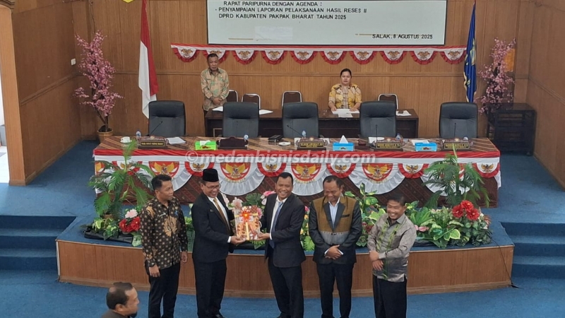 Penyerahan laporan hasil Reses II DPRD Kabupaten Pakpak Bharat Tahun 2025 dari Wakil Ketua I DPRD Pakpak Bharat, Sonni Berutu kepada Sekda Pakpak Bharat Jalan Berutu. (lastro banuarea)