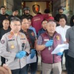 Direktur Reskrimum Polda Sumut, Kombes Pol Ricko Taruna Mauruh didampingi Kabid Humas Kombes Pol Ferry Walintukan dan Kasubdit Jatanras Kompol Jama Kita Purba saat memperlihatkan sejumlah barang bukti. (istimewa)