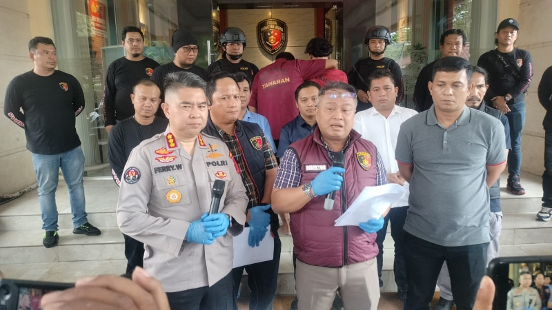 Direktur Reskrimum Polda Sumut, Kombes Pol Ricko Taruna Mauruh didampingi Kabid Humas Kombes Pol Ferry Walintukan dan Kasubdit Jatanras Kompol Jama Kita Purba saat memperlihatkan sejumlah barang bukti. (istimewa)