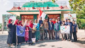 Warga Taruna 45 Labuhanbatu menyerahkan paket sembako kepada penjaga Tugu Juang 45. (istimewa)