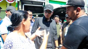 Wali Kota Medan, Rico Waas, menerima keluhan warga saat mengadakan kegiatan Sapa Warga di Kecamatan Medan Selayang. (istimewa)
