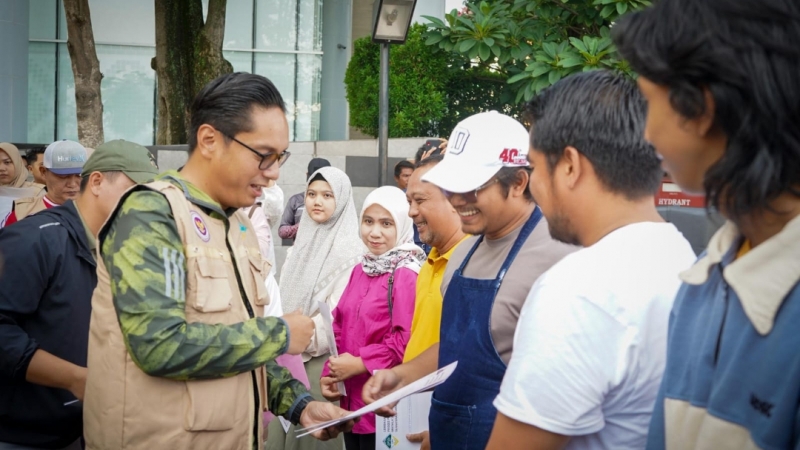 Wali Kota Medan, Rico Waas, menyerahkan sertifikat halal kepada pelaku UMKM dalam kegiatan Car Free Day. (istimewa)