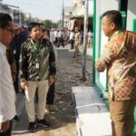 Wali Kota Medan, Rico Waas, saat meninjau halte yang berada di depan Mall Pelayanan Publik. (istimewa)