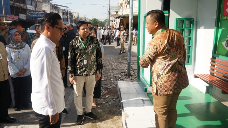 Wali Kota Medan, Rico Waas, saat meninjau halte yang berada di depan Mall Pelayanan Publik. (istimewa)