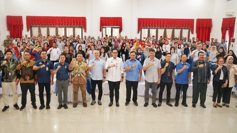 Wali Kota Medan Rico Waas berfoto bersama peserta pelatihan penjualan online atau daring. (istimewa)