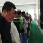 Suasana pelaksanaan salat gaib ratusan pengemudi ojek online (ojol) bersama masyarakat Kota Padangsidimpuan, Sumatera Utara, melaksanakan salat gaib di Masjid Al-Abror, Sabtu (30/8/2025). (ikhwan nasution)