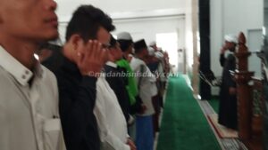 Suasana pelaksanaan salat gaib ratusan pengemudi ojek online (ojol) bersama masyarakat Kota Padangsidimpuan, Sumatera Utara, melaksanakan salat gaib di Masjid Al-Abror, Sabtu (30/8/2025). (ikhwan nasution)