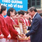 Minister of Culture, Sports and Tourism Nguyễn Văn Hùng presents certificates of merit to the nation's best athletes in 2023. Photos Viết Thành-Quang Thái