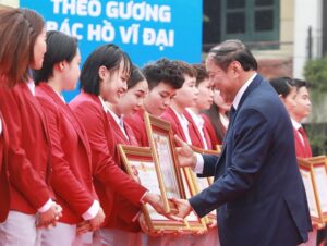 Minister of Culture, Sports and Tourism Nguyễn Văn Hùng presents certificates of merit to the nation's best athletes in 2023. Photos Viết Thành-Quang Thái