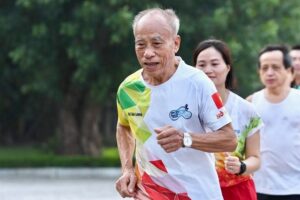 Inspirational runner and trainer Bùi Lương died at the age 85 on June 30 in Hà Nội. — Photo of tienphong.vn