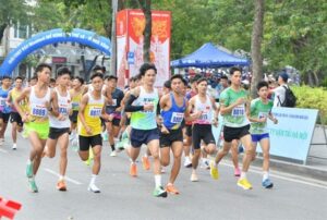 Nguyễn Trung Cường (centre) wins the 49th Hànộimới Newspaper -- Run for Peace 2024 on September 29 in the capital city. Photos of organisers