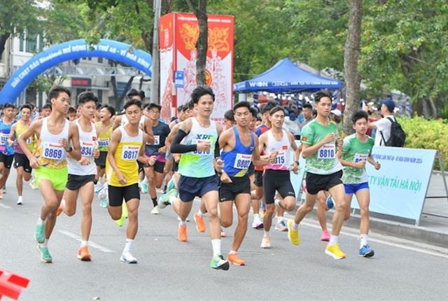 Nguyễn Trung Cường (centre) wins the 49th Hànộimới Newspaper -- Run for Peace 2024 on September 29 in the capital city. Photos of organisers