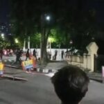Ngeri, Aksi demonstrasi di pusat Kota Surabaya pada Jumat (29/8/2025) malam berubah ricuh. Sejumlah fasilitas umum hingga kantor polisi menjadi sasaran amuk massa. Foto iNewsSurabaya/tangkap layar