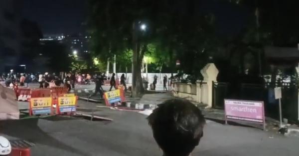 Ngeri, Aksi demonstrasi di pusat Kota Surabaya pada Jumat (29/8/2025) malam berubah ricuh. Sejumlah fasilitas umum hingga kantor polisi menjadi sasaran amuk massa. Foto iNewsSurabaya/tangkap layar