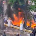 Aksi demonstrasi solidaritas menuntut pengusutan kekerasan aparat berubah menjadi anarkis di depan Gedung Negara Grahadi pada Jumat sore. Foto: Rahmat Ilyasan