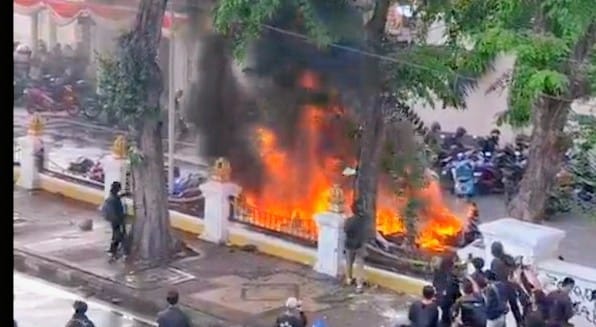 Aksi demonstrasi solidaritas menuntut pengusutan kekerasan aparat berubah menjadi anarkis di depan Gedung Negara Grahadi pada Jumat sore. Foto: Rahmat Ilyasan