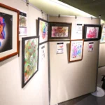 障害のある子どもたちと共同製作した作品が並ぶ絵画展（井上浩明撮影）