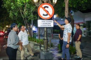 Surabaya Tertibkan Jukir Liar yang meresahkan warga, salah satunya Jalan Tunjungan Kini Bebas Pungli dan Parkir Sembarangan. Foto iNewsSurabaya/ist