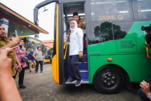 Rayakan HUT RI ke-80 dengan naik Trans Jatim gratis selama 17–18 Agustus 2025. Nikmati rute ke berbagai kota dan destinasi wisata Jawa Timur tanpa biaya! Foto iNewsSurabaya/lukman