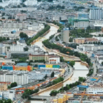 8月21日上午，习近平总书记在拉萨市布达拉宫广场出席西藏自治区成立60周年庆祝大会，同西藏各族各界干部群众约2万人共同欢聚，热烈庆祝西藏自治区成立60周年。