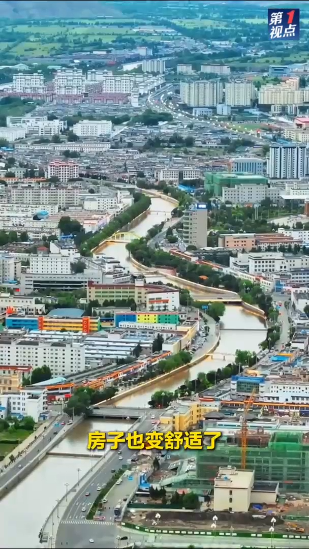 8月21日上午，习近平总书记在拉萨市布达拉宫广场出席西藏自治区成立60周年庆祝大会，同西藏各族各界干部群众约2万人共同欢聚，热烈庆祝西藏自治区成立60周年。