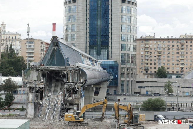 В районе «Москва-Сити» снесли северный вестибюль моста «Багратион» | Источник: Дмитрий Толстошеев / MSK1.RU