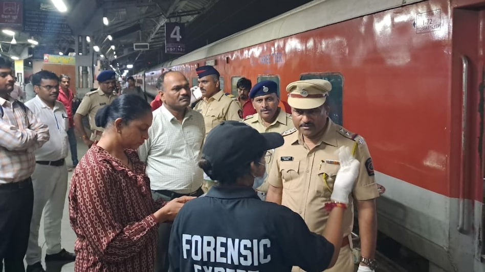 ट्रेन में मिली बच्चे की लाश. (Photo: ITG)