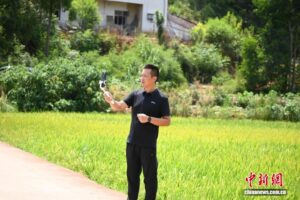 近日，文春来在重庆市潼南区太安镇太平村进行直播。张旭 摄