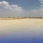 تقع قطعة الأرض على الشريط التجاري الواقع على طريق العليا