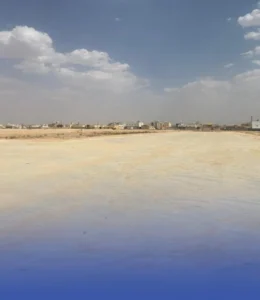 تقع قطعة الأرض على الشريط التجاري الواقع على طريق العليا