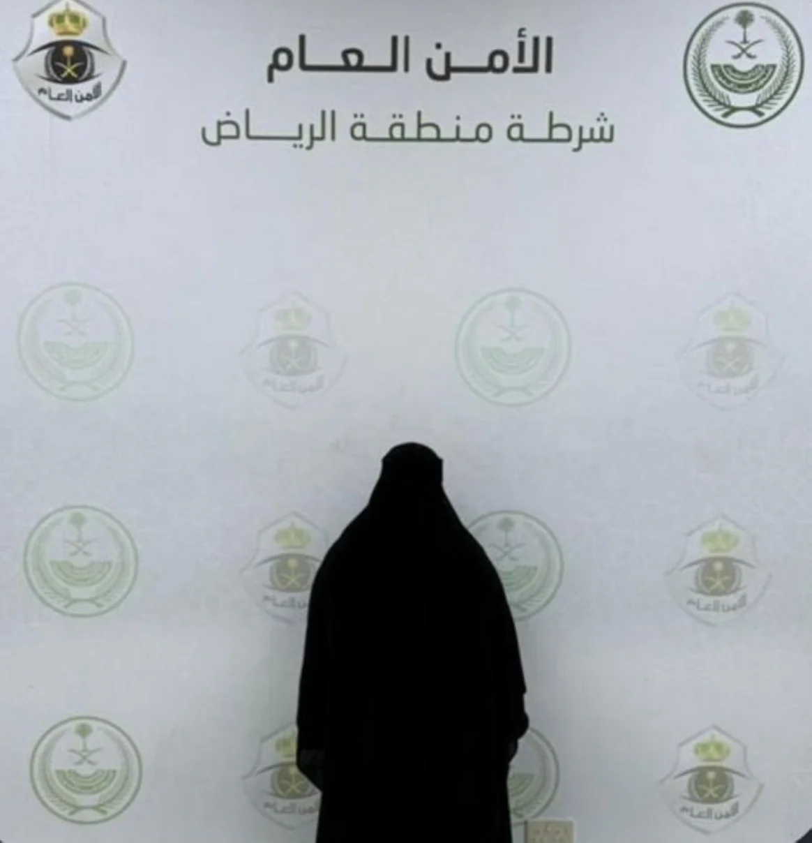 القبض على مخالفة لنشلها حقائب نسائية من مجمع تجاري بالرياض