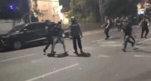 Bentrokan di Embong Malang bikin kota mencekam. Ketua Komisi A DPRD Surabaya kritik lemahnya deteksi dini konflik, polisi imbau warga tak terprovokasi. Foto iNewsSurabaya/ist