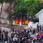 Saat kericuhan semakin memuncak dan beberapa unit sepeda motor yang terparkir di dekat pagar Grahadi dibakar menggunakan bom molotov. Foto iNewsSurabaya/ist