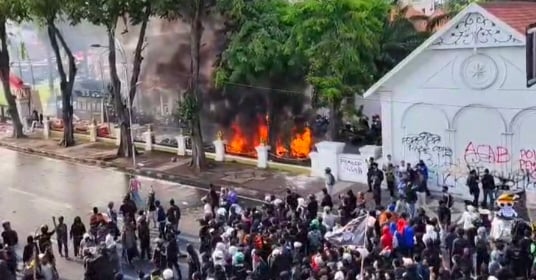 Saat kericuhan semakin memuncak dan beberapa unit sepeda motor yang terparkir di dekat pagar Grahadi dibakar menggunakan bom molotov. Foto iNewsSurabaya/ist