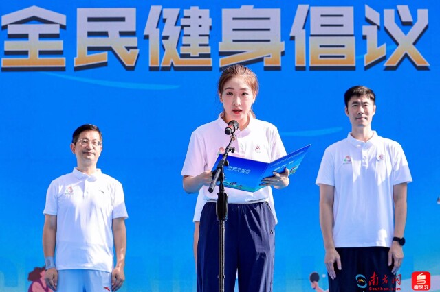 Olympiasieger Wang Liqin und Liu Shiwen bei der Veranstaltung, Liu Shiwen (Mitte) verliest eine Fitness-Initiative