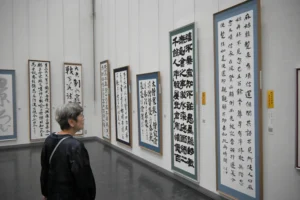 さまざまな書体の作品が並ぶ書究院展。右は道知事賞を受賞した福島美里さんの「麻姑仙壇記」