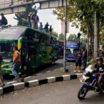 Sebelum menutup Flyover Pasupati massa sempat melakukan demonstrasi di Gedung Sate.