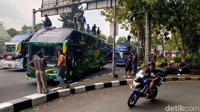 Sebelum menutup Flyover Pasupati massa sempat melakukan demonstrasi di Gedung Sate.