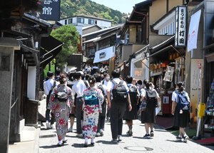 修学旅行生らでにぎわう清水寺周辺=2022年6月、京都市東山区、河原田慎一撮影