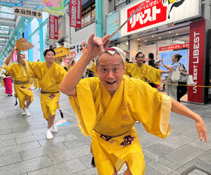 サンロード月窓寺門前市夏まつりで、阿波おどりを披露する「吹鼓連」のメンバー=2025年8月3日、東京都武蔵野市吉祥寺本町、平山亜理撮影