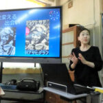 特攻で亡くなった伯父の高橋峯好さんについて語る、高徳えりこさん=2025年7月10日、神奈川県三浦市立三崎小学校、上田学撮影