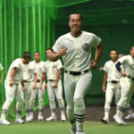 室内練習場で練習する日大三の選手たち=菊池康全撮影