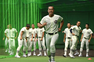 室内練習場で練習する日大三の選手たち=菊池康全撮影