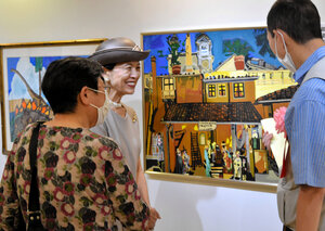 表彰式に出席した高円宮妃久子さま（中央奥）は最優秀賞を受賞した鈴木伸明さんに声をかけた=2025年8月20日、東京都渋谷区の西武渋谷店、中田絢子撮影