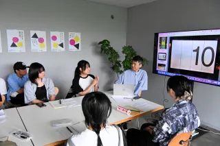 Mr. Ikehata from Improveide (second from right) and young people presenting their town's noteworthy designs