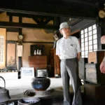 琴似屯田兵屋の内部を調査する北海道屯田倶楽部の梶田会長（右）と琴似屯田子孫会の永峰事務局長。従来８畳間とされた間取りの一部が６畳間だったことが分かった