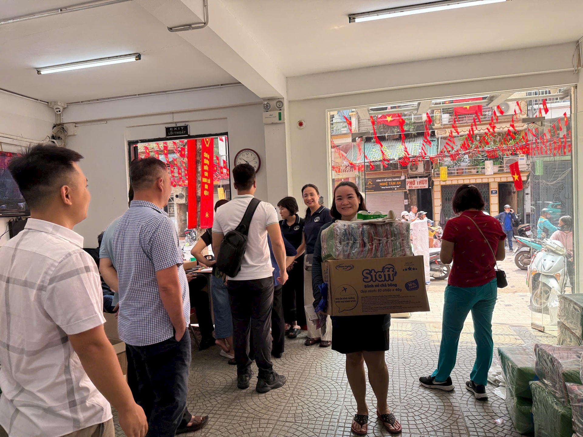 Phường Ba Đình huy động lực lượng lớn tham gia phục vụ nhân dân. Ảnh: TT